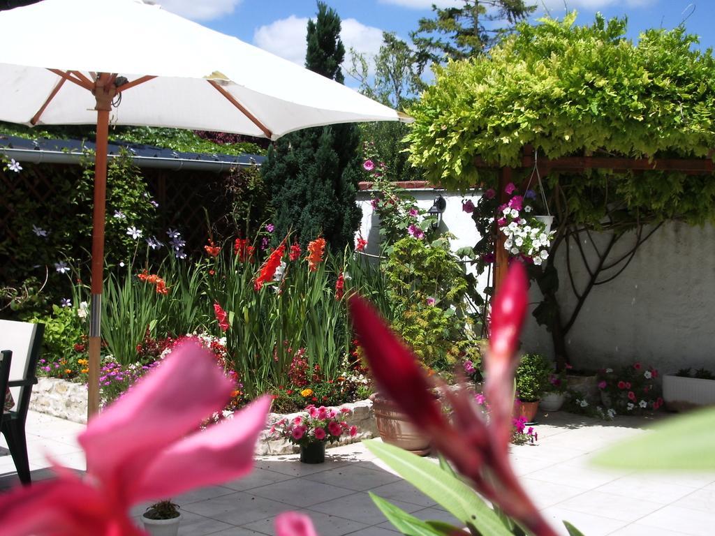 Les Glycines Bed and Breakfast Plaimpied-Givaudins Εξωτερικό φωτογραφία