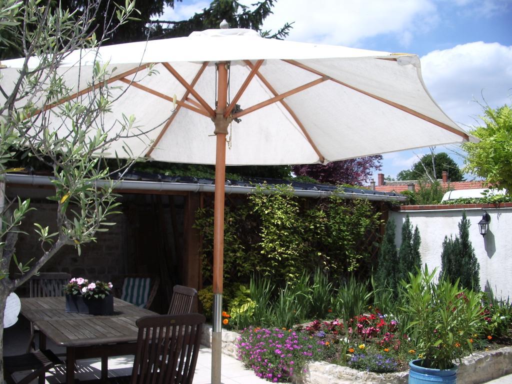 Les Glycines Bed and Breakfast Plaimpied-Givaudins Εξωτερικό φωτογραφία